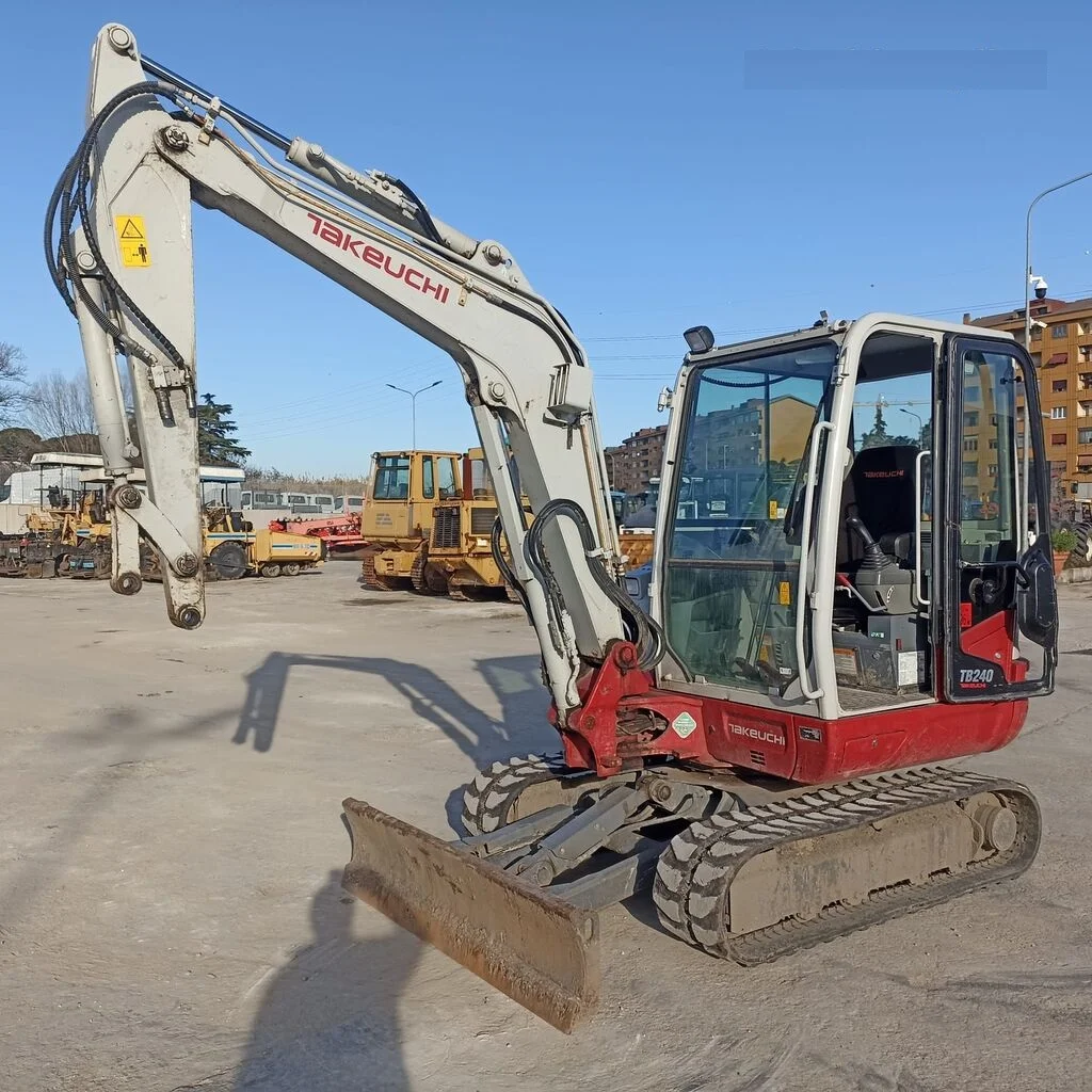 e1-1.webp Mini-pelle Takeuchi TB240 Advanced diesel 4T – TP – Image 1