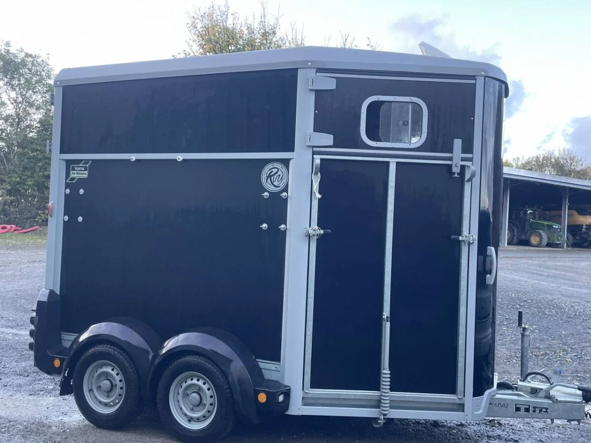 van1-1200x900 Van chevaux Ifor Williams HB 506 – 2 places – charge 2600 kg – Image 1